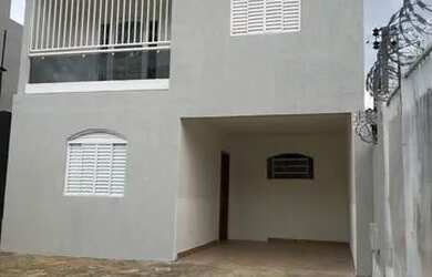 Imagem: A casa possui 4 Dormitórios, 3 Banheiros, 4 Vagas na garagem