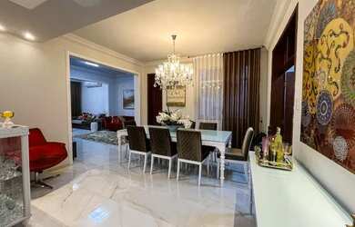 Imagem: A casa possui 3 Dormitórios, 5 Banheiros, 4 Vagas na garagem