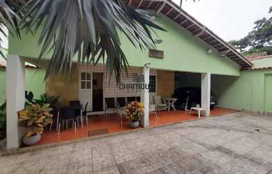 Imagem: A casa possui 3 Dormitórios, 2 Banheiros, 3 Vagas na garagem