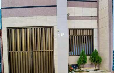 Imagem: A casa possui 4 Dormitórios, 1 Banheiro, 1 Vaga na garagem