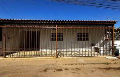 Imagem: A casa possui 2 Dormitórios, 1 Banheiro, 2 Vagas na garagem