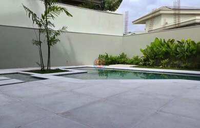 Imagem: A casa em condomínio possui 4 Dormitórios, 5 Banheiros, 4