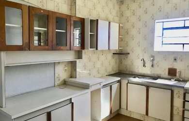 Imagem: A casa possui 5 Dormitórios, 4 Banheiros, 4 Vagas na garagem