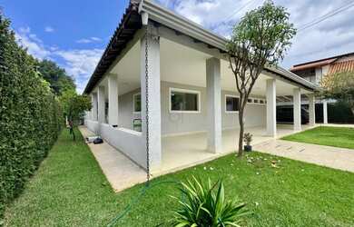 Imagem: A casa possui 4 Dormitórios, 5 Banheiros, 2 Vagas na garagem