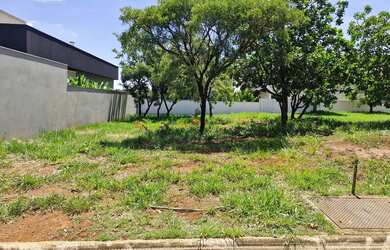 Imagem: O terreno à venda possui e está localizado em Jardim Botânico