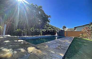 Imagem: A casa possui 3 Dormitórios, 3 Banheiros, 4 Vagas na garagem