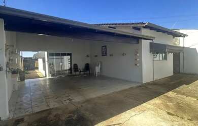 Imagem: A casa possui 3 Dormitórios, 2 Banheiros, 2 Vagas na garagem