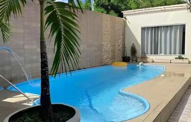 Imagem: A casa possui 3 Dormitórios e 2 Banheiros e está localizado