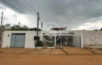 Imagem: A casa possui 3 Dormitórios, 1 Banheiro, 5 Vagas na garagem