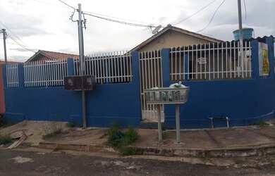 Imagem: A casa possui 4 Dormitórios, 2 Banheiros, 2 Vagas na garagem