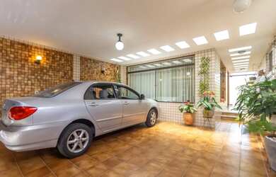 Imagem: A casa possui 3 Dormitórios, 4 Banheiros, 2 Vagas na garagem