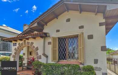 Imagem: A casa possui 5 Dormitórios, 3 Banheiros, 5 Vagas na garagem