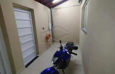 Imagem: A casa possui 3 Dormitórios, 3 Banheiros, 1 Vaga na garagem