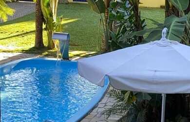 Imagem: A casa possui 4 Dormitórios, Acomodam 10 pessoas, 5 Vagas na