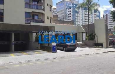 Imagem: O depósito possui 5 Vagas na garagem, 380m² de Área e está