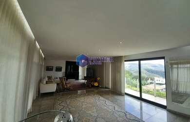 Imagem: A casa possui 4 Dormitórios, 3 Banheiros e 350m² de Área