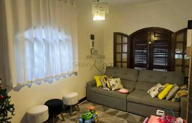 Imagem: A casa possui 3 Dormitórios, 2 Banheiros, 4 Vagas na garagem