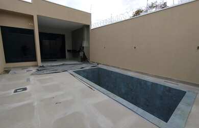 Imagem: A casa possui 3 Dormitórios, 2 Banheiros, 2 Vagas na garagem