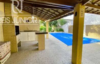 Imagem: A casa possui 4 Dormitórios, Acomodam 15 pessoas, 2 Vagas na