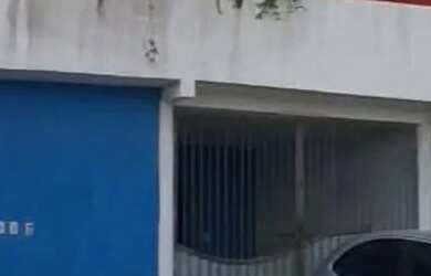 Imagem: A casa possui 4 Dormitórios, 2 Banheiros, 1 Vaga na garagem