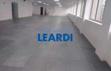 Imagem: O depósito possui 4 Vagas na garagem, 340m² de Área e está