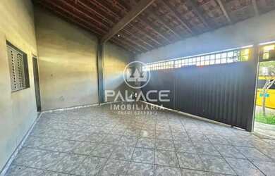 Imagem: A casa possui 3 Dormitórios, 1 Banheiro, 2 Vagas na garagem