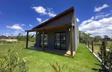 Imagem: A casa possui 2 Dormitórios, 1 Banheiro, 2 Vagas na garagem