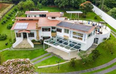 Imagem: A casa em condomínio possui 5 Dormitórios, 5 Banheiros, 5