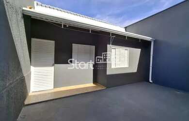 Imagem: A casa possui 4 Dormitórios, 3 Banheiros, 2 Vagas na garagem