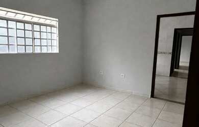 Imagem: A casa possui 2 Dormitórios, 1 Banheiro, 2 Vagas na garagem