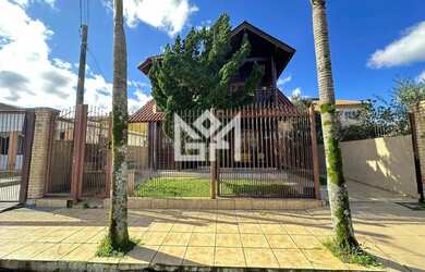 Imagem: A casa possui 4 Dormitórios, 5 Banheiros, 4 Vagas na garagem