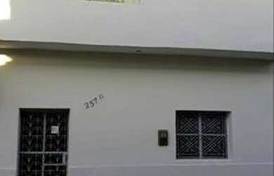 Imagem: A casa possui 2 Dormitórios e 2 Banheiros e está localizado