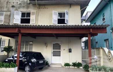 Imagem: A casa possui 3 Dormitórios, 3 Banheiros, 214m² de Área e