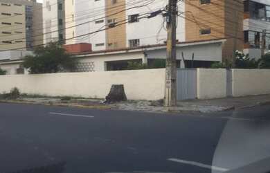 Imagem: A casa possui 4 Dormitórios, 3 Banheiros, 1 Vaga na garagem