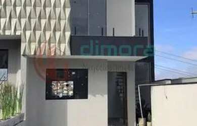 Imagem: A casa possui 3 Dormitórios, 3 Banheiros, 4 Vagas na garagem