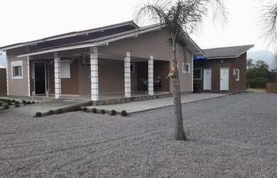 Imagem: A casa possui 2 Dormitórios, 4 Banheiros, 2 Vagas na garagem