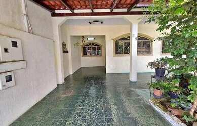 Imagem: A casa possui 3 Dormitórios, 2 Banheiros, 2 Vagas na garagem