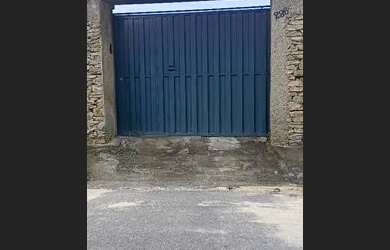 Imagem: A casa possui 3 Dormitórios, 2 Banheiros, 5 Vagas na garagem