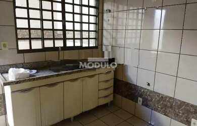 Imagem: A casa possui 3 Dormitórios, 2 Banheiros, 1 Vaga na garagem