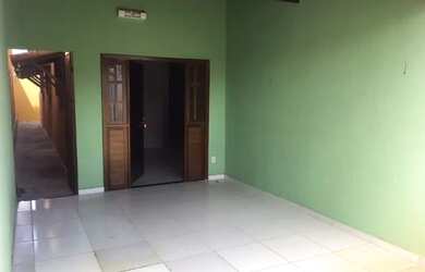 Imagem: A casa possui 3 Dormitórios, 2 Banheiros, 2 Vagas na garagem