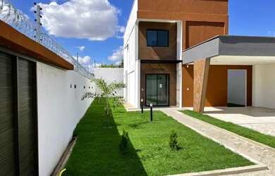 Imagem: A casa possui 4 Dormitórios, 2 Banheiros, 4 Vagas na garagem