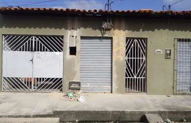 Imagem: A casa possui 2 Dormitórios, 2 Banheiros, 1 Vaga na garagem