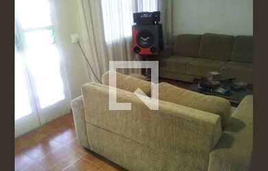 Imagem: A casa possui 4 Dormitórios, 2 Banheiros, 3 Vagas na garagem