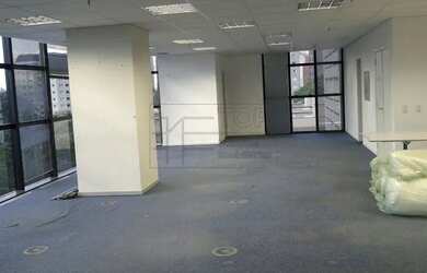 Imagem: O depósito possui 5 Vagas na garagem, 351m² de Área e está