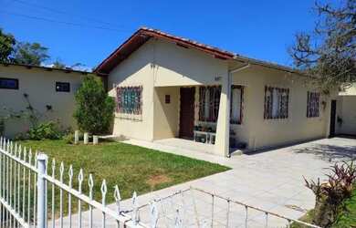 Imagem: A casa possui 3 Dormitórios, 2 Banheiros, 2 Vagas na garagem