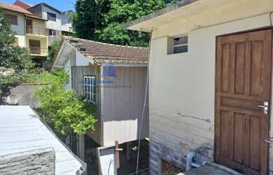 Imagem: A casa possui 5 Dormitórios, 3 Banheiros, 102m² de Área e