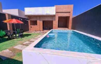 Imagem: A casa possui 3 Dormitórios, 1 Banheiro, 1 Vaga na garagem