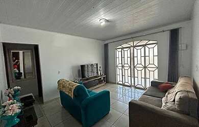 Imagem: A casa possui 3 Dormitórios, 2 Banheiros, 2 Vagas na garagem