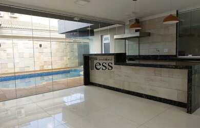 Imagem: A casa em condomínio possui 4 Dormitórios, 4 Banheiros, 350m²