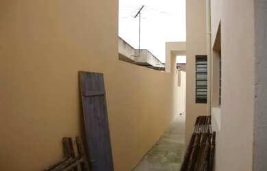 Imagem: A casa possui 2 Dormitórios, 1 Banheiro, 2 Vagas na garagem